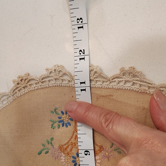 Vintage handmade crochet floral basket design doily 11" round - Picture 6 of 6